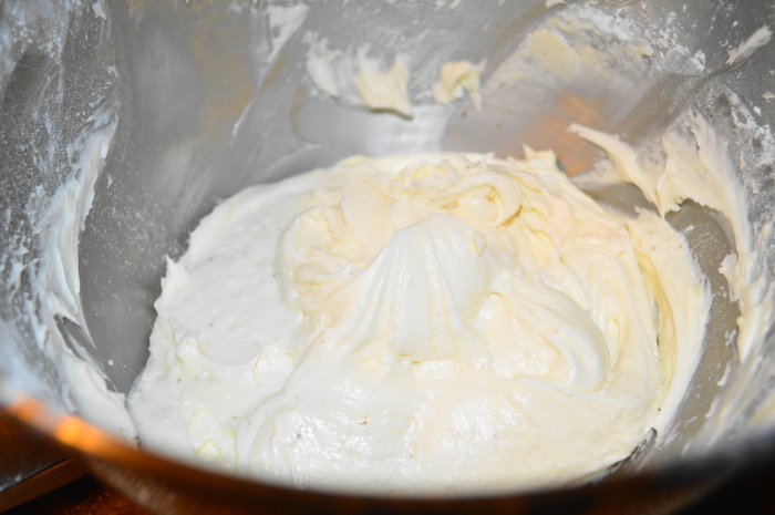This cream frosting for the eggnog cupcakes was just amazing, let me tell you! 