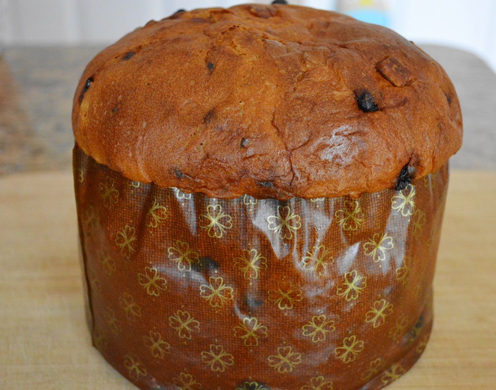 Ahhh, gorgeous panettone. I love how it's packaged like a giant muffin. I cubed up the whole thing to form the base of the panettone French toast casserole. 