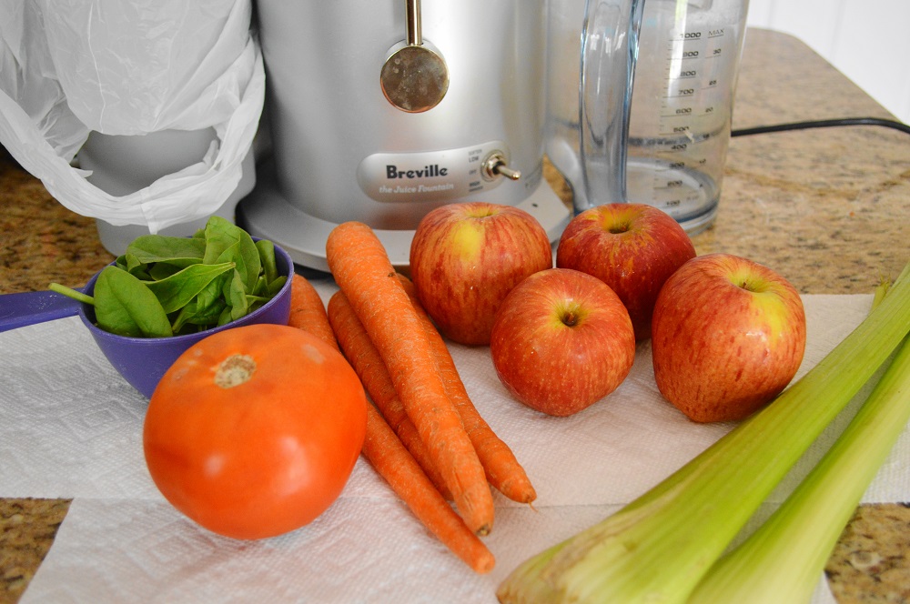 I loved how the flavors complimented each other in this version of veggie fruit juice. The sweet apples and carrots balanced the earthiness of the celery and acidic tomato. The spinach added more freshness. 