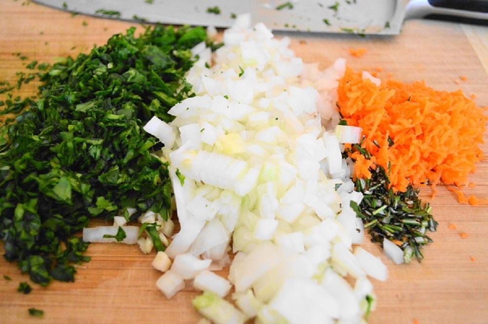  Los rollos de salchichas australianas siempre están llenos de verduras. En realidad, son una forma fantástica de meterlos a escondidas para niños quisquillosos. Usé espinacas, cebolla, zanahoria y ajo en la mía. El romero le dio un gran sabor a hierbas. 