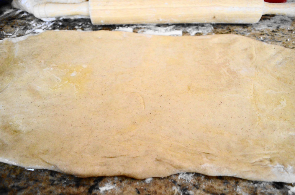 When the dough for the pistachio, lavender and honey sticky buns was ready, I divided it in half. Then I just rolled out each half, filled them both and rolled them up tight. Each log was cut into 12 pieces to get 24 sticky buns total. 