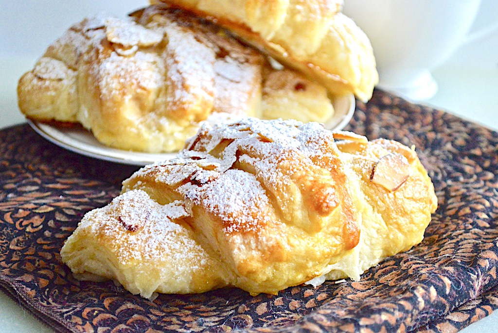 Flaky Almond Croissant Recipe: A Deliciously Sweet and Nutty Treat